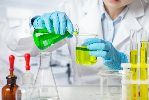 no-laboratorio-de-quimica-as-mulheres-cientistas-estao-fazendo-experimentos_1112-4155